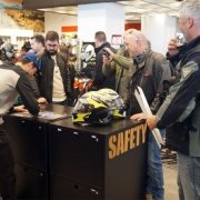 El piloto de moto GP Joan Mir visita las instalaciones de Servihonda Boutique Dainese D-Garage