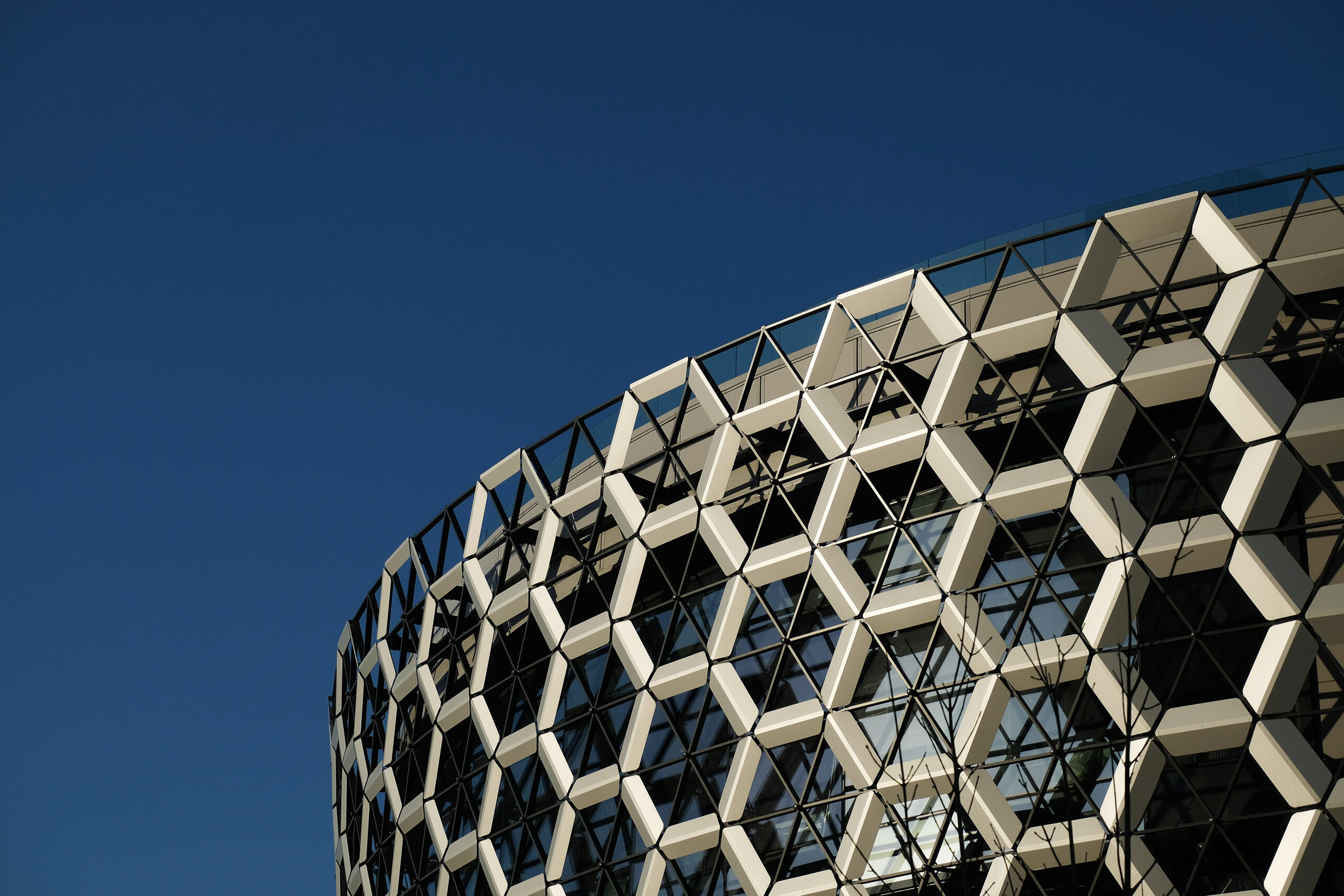 Edificio hexagonos scaled